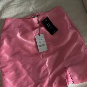 Rosa satin kjol från NA-KD - aldrig använd