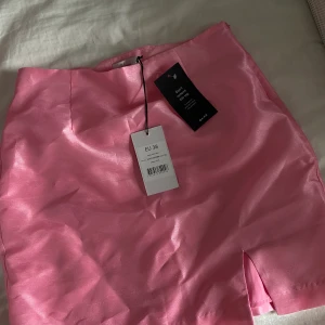 NA-KD kjol strl 38 - Rosa satin kjol från NA-KD - aldrig använd