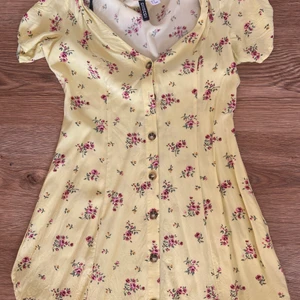 Sommarklänning från hm - En fin klänning från hm, knappt använd! En 38 men mer som en 36, liten i strl.