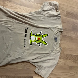 Rolig t-shirt med tryck  - Typ använd en eller två gånger, så nästan i nyskick. 