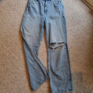 Jeans från H&M  Blåa Storlek 40 Håll på vänstra knäet 