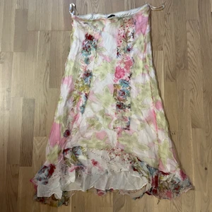 Somrig kjol strl M - Kjol i fint begagnat skick. 