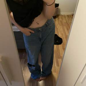 stora skitsnygga jeans som tyvärr inte kommer till användning längre, de är oversized och har ett hål på ena benet👌🏻👌🏻😋🧢 (pris kan diskuteras) • kolla gärna mina andra poster🫶🏻