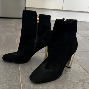 Guess klackskor  - Såååå snygga klackskor från Guess! De är i svart mocka och har en guldklack samt gulddragkedja. De är tyvärr för stora för mig! Klacken är ungefär 10cm.  Nypris ca 1200kr. Fler bilder finns!