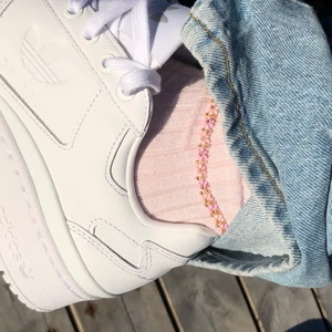 Fotlänk 🌸 - Pärlad fotlänk med rosa och guld🌸 55kr frakten är inräknad. Går att önska andra färger och att få i matchande armband till