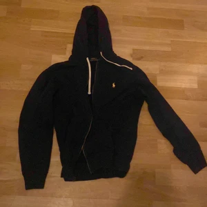 Ralph Lauren Zip Up - Storlek : Xs  Skick: Använt men i gott skick Fraktar inom 24 timmar 