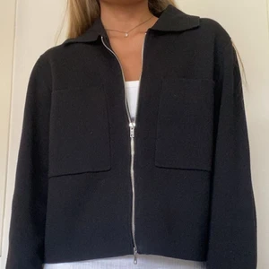 Åhléns kofta - Svart kofta från Åhléns i storlek M. Endast använd 1 gång