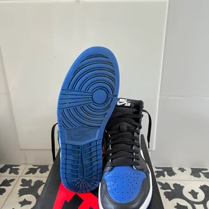 Jordan 1 high royal toe - Skorna är i jättefint skick och säljer dem för att dem är för små. Box och skosnören ingår.