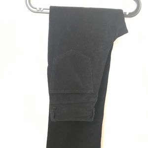 Manchester byxor - Ett par svarta manchesterbyxor från bikbok med raka ben.  Använda fåtalet gånger så dom är så gott som i nyskick👍🏼