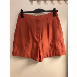 Zara vida shorts, strl M - Vida shorts från ZARA, strl M. Färg: korall eller laxfärgad, aldrig använda! Prislapp sitter kvar. Köparen står för frakt.