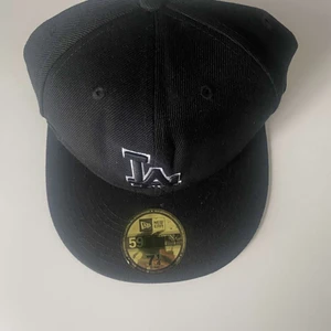 New era keps - New era keps, aldrig använt helt ny! Storlek 57,7cm normala storlek som passar de flesta!!  