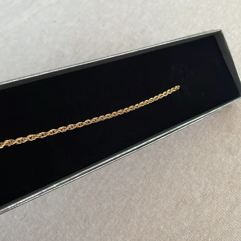 Cordell halsband i oklart material, kan vara förgyllt silver, guld osv har ingen aning. Oanvänd, lånad bild. 300kr + 19kr frakt. . Asusteet.