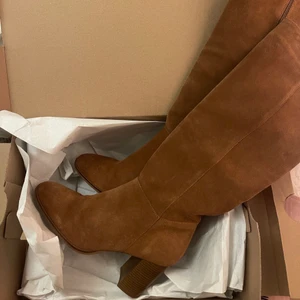 bruna mocka stövlar - säljer dessa så snygga stövlar i brun mocka, som även är förvånansvärt sköna 🫶🏼💕🤠 oanvända med lappar och kartong kvar. hör av er vid intresse 💘💕😇 säljer ett till par stövlar (kolla min profil!) 🙌🏼🌟