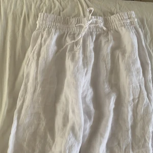 Jätte sköna linne buxor från Gina - Slutsålda i nästan alla storlekar och passar perfekt till nu på sommaren använda endast 1 gång och dom är i storlek (34)