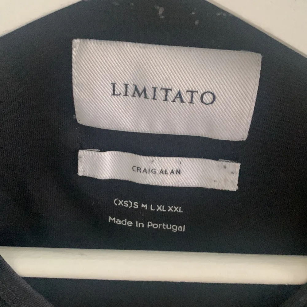Säljer en Limitato tröja i storlek XS. Trycket är på Craig Alan.  T-Shirten kan funka för personer som även har storlek S Priset kan diskuteras.. T-shirts.