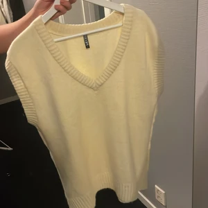 Pieces, väst, strl S - 🌸En gul stickad tröja/väst, storlek S. Tjockare vid kanterna samt lite annorlunda vid sidorna. (Se bild).  Lite stor i storleken🌸