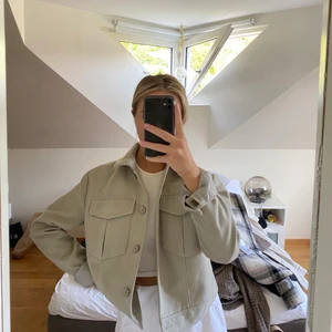 Grön jacka  - Mintgrön jackas från NA-KD. Använd endast ett fåtal gånger