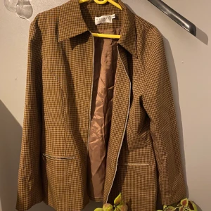 Rutig skjorta/jacka - Säljer denna bruna skjorta/jacka med en riktigt snygg passform! 