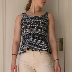 Linne/blus, XS - Svartvitt linne med häftigt mönster från Express i storlek XS. 95% bomull, 5% spandex. Inköpt i New York. 