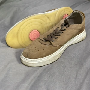 Bruna låga sneakers i storlek 45 - Nypris 800 kr från Zalando. Storlek 45.