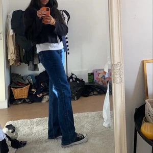 Vintage Levis Jeans  - Ett par super fina mörkblå slim fit/boot cut Levis. Använda 2-3 ggr då det inte passar mig längre. Köp direkt för 450kr + frakt!! Frakt tillkommer❤️