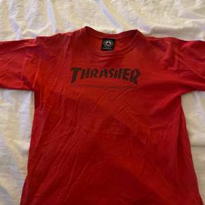Trasher t-shirt i storlek 12-13 yr. använd men i bra skick. Köparen står för frakten om det inte går att mötas upp i göteborg.