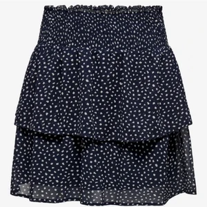 volang kjol - jätte fin marinblå volang kjol med vita prickar på i stl S, helt ny och aldrig andvönd då jag råka beställa 2 styckna. köpte för 259kr säljer för 100kr❤️ kan posta och mötas upp i sthlm. TRYCK INTE PÅ KÖP NU