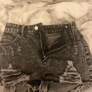 jeans shorts - gråa jättefina jeansshorts som inte kommer till andvändning!! stl S. kan posta och mötas upp i sthlm!!