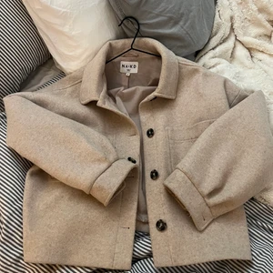 Vårjacka - Jätte fin vårjacka från NAKD som ny.  Pm för bilder hur den sitter på <3