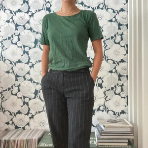 Grön tröja - Grön T-shirt, basplagg från weekday i bomull 💚