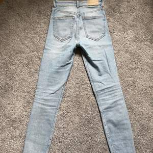 Ljusa highwaist jeans från Zara, slimfit