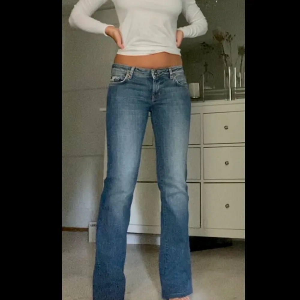 Säljer dessa sjukt snygga lågmidjade jeans från Guess pga för långa på mig!😫💔 På sista bilden ser man hur de sitter på mig om jag står på tå. Skulle säga att någon runt 172cm (+/-) skulle passa de perfekt!💞 Nypris va 779kr men säljer endast för 360kr!!🤩💘💘. Jeans & Byxor.