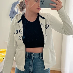 Vit hoodie, Hollister - Vit zip up hoosie I stl.S från hollister. Sitter tight på grund av att den är liten på mig