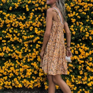 Blommig klänning - Världens sötaste klänning. Köpt på Mallorca. Storlek S. Mycket fint skick!