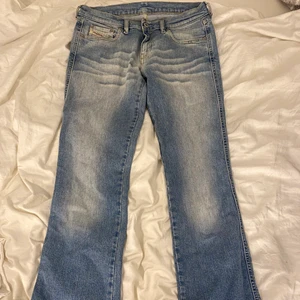Lågmidjade bootcut jeans - Lågmidjade bootcut jeans från Diesel med en jättesnygg wash. De är i nyskick men kommer dessvärre inte till användning, hör av dig vod frågor!! 