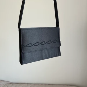 Väska  - Vi säljer denna svarta axelväskan som är helt ny och inte har några skador. Kan skicka fler bilder vid intresse 💓