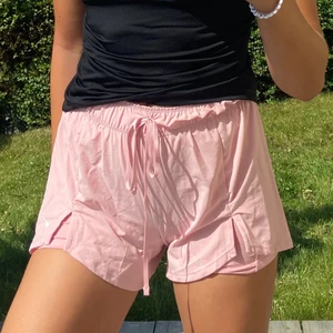 Träningsshorts NIKE - Rosa träningsshorts från NIKE, ALDRIG använda❤️ Nypris 500kr