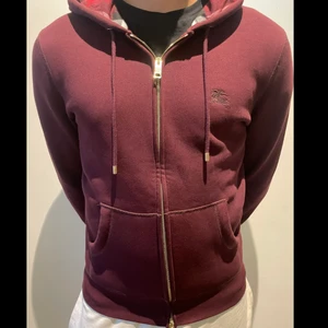 Burberry kofta strl S - En superfin burberry kofta, endast testad och är som ny, ulligt mjukt material inuti.  Kvitto finns. 