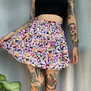 LOVE HEARTS KJOL - • Super kawaii minikjol • Köpt i Tokyo, lite använd och i jättebra skick. Massor av super gulliga lovehearts överallt! Finns strick i midjan, och en innerkjol på den. 