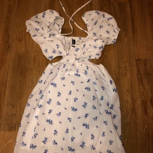 Klänning  - Fin somrig klänning! Köpt ifrån H&M för 350kr, säljs för 200kr! Storlek XXS. Säljer pga av att tröttnat på stilen. Använd 2 gånger och är tvättad noggrant! ❤️ va vänligen och kontakta för mer information ☺️