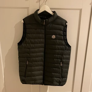 Moncler väst - En moncler väst som jag fick som en present för något år sedan har använt den några gånger men tagit väldigt bra hand om den, säljer den pga att jag ej är sugen på moncler västar längre. 