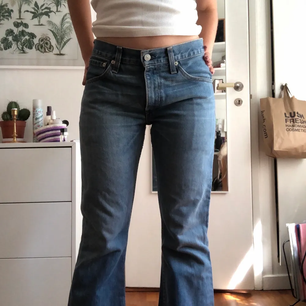 Snygga Levis jeans i bra skick storlek w29 l32, lite korta på mig som är ca 165 så passar nog bättre en runt 160, skriv för mått och frågor!💖. Jeans & Byxor.