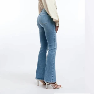 Meja Slit Flare Jeans Gina Tricot it Blue 36  - Säljer mina Meja flare slit jeans i färgen ”it blue” storlek 36, använda men i bra skick! Innerbenslängd 82cm i strl 38. 