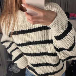 Stickad tröja - Randig stickad tröja från hm. Lite luddig men inget som Inge går att plocka bort 🥰