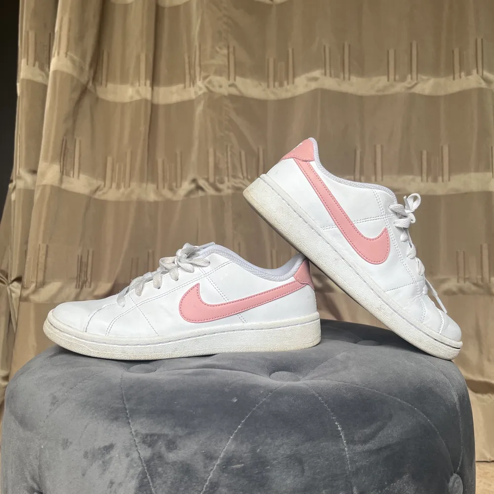 Säljer dessa Nike sneakers i modellen Viale, storlek 37,5 då de ej kommer till användning. Använda max 3 ggr och säljs för 250 kr. Köparen står för frakt❣️. Skor.