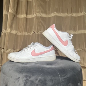 Nike sneaker - Säljer dessa Nike sneakers i modellen Viale, storlek 37,5 då de ej kommer till användning. Använda max 3 ggr och säljs för 250 kr. Köparen står för frakt❣️