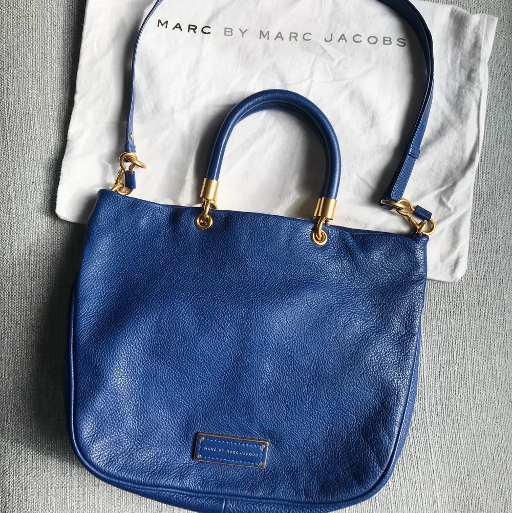 Super fin blå väska från Marc Jacobs. Köpts för några år sen. 100% läder. Toppskick som ny.  Mått, 38x26x11 cm. Väskor.