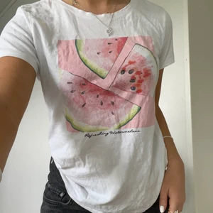 T-shirt med tryck - T-shirt från h&m, köparen står för frakten på 49kr 