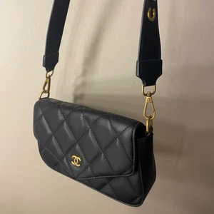 Väska - ”Chanel” väska, kan inte garantera att den är äkta. Mycket fint skick och inga defekter.