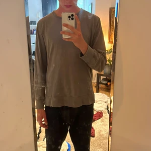 Grå långärmad tröja  - Fin tunn långärmad tröja från märket whyred. Storlek L passar tts